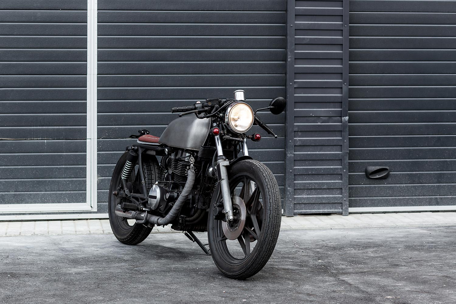 vintage-motorcycle-cafe-racer-style-6W3KGLR-resize.jpg